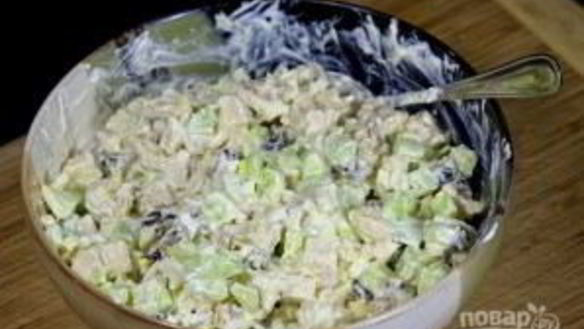 ШАГ 8. салат с куриным филе и огурцами