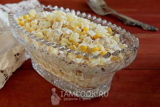 Салат с курицей, ананасом, кукурузой, сыром и яйцом