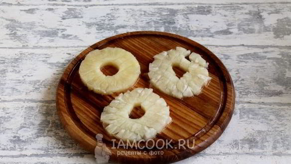 ШАГ 5. салат с курицей, ананасом, кукурузой, сыром и яйцом