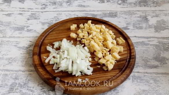 ШАГ 6. салат с курицей, ананасом, кукурузой, сыром и яйцом