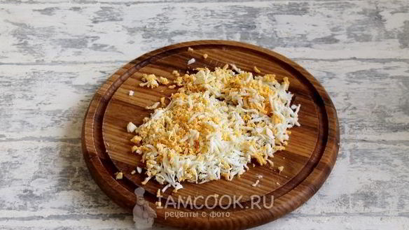 ШАГ 7. салат с курицей, ананасом, кукурузой, сыром и яйцом