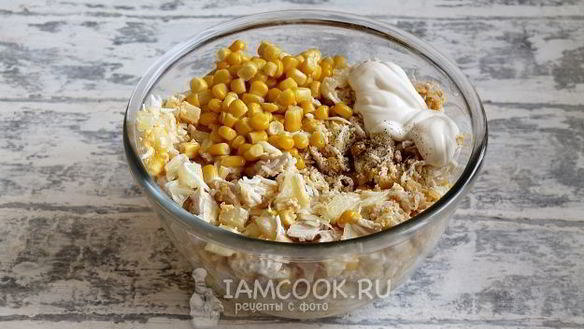ШАГ 8. салат с курицей, ананасом, кукурузой, сыром и яйцом