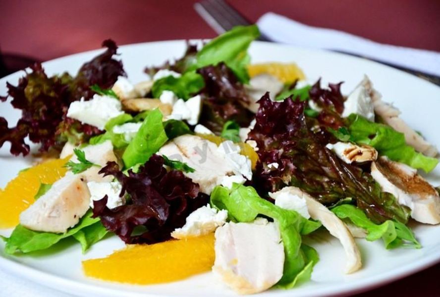 Салат с курицей и апельсинами