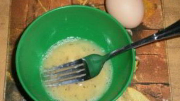 ШАГ 3. салат с курицей и яичными блинчиками