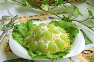 Салат с курицей виноградом и грецкими орехами