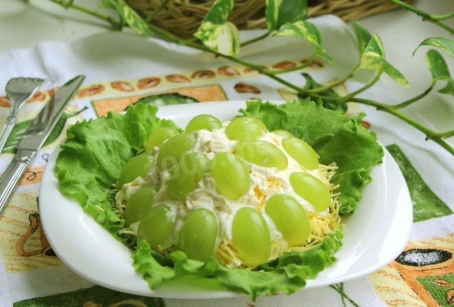 Салат с курицей виноградом и грецкими орехами