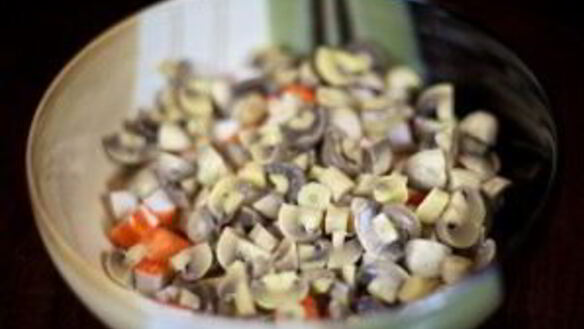 ШАГ 2. салат с маринованными грибами