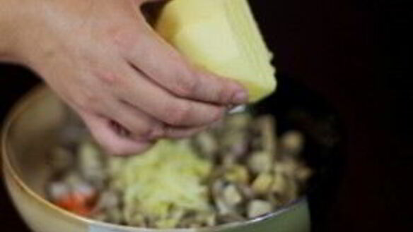 ШАГ 3. салат с маринованными грибами