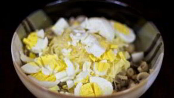 ШАГ 4. салат с маринованными грибами