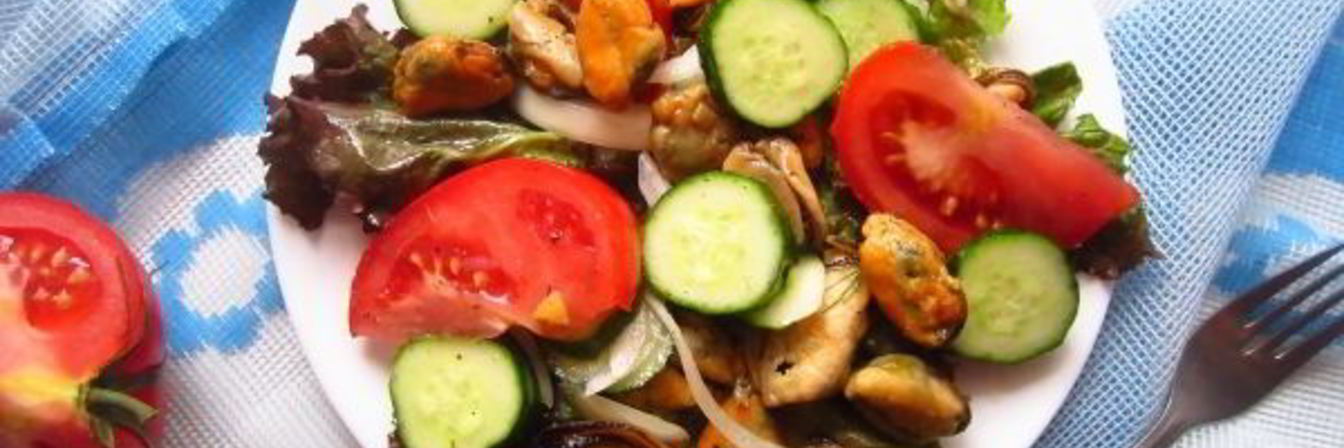 Салат с мидиями и овощами