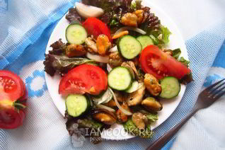 Салат с мидиями и овощами