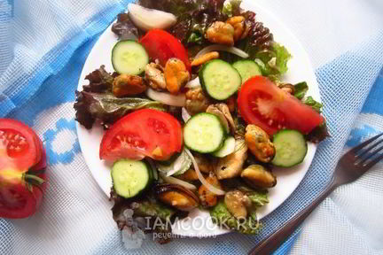 Салат с мидиями и овощами