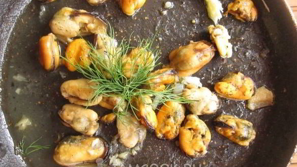 ШАГ 3. салат с мидиями и овощами