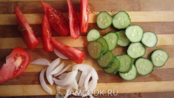 ШАГ 4. салат с мидиями и овощами