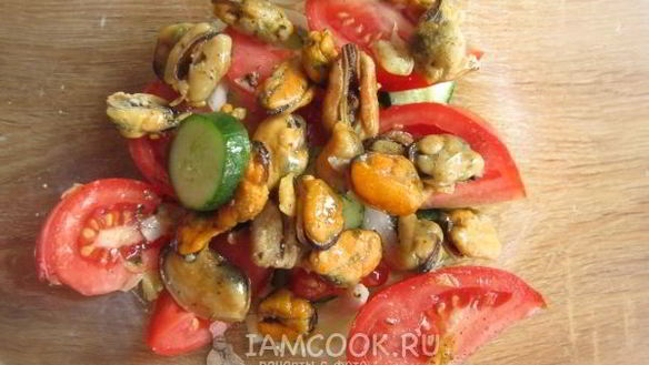 ШАГ 6. салат с мидиями и овощами