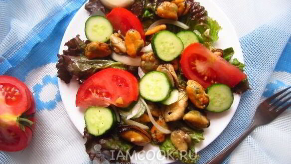 ШАГ 7. салат с мидиями и овощами