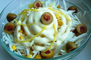 Салат с мясом криля, капустой и кукурузой