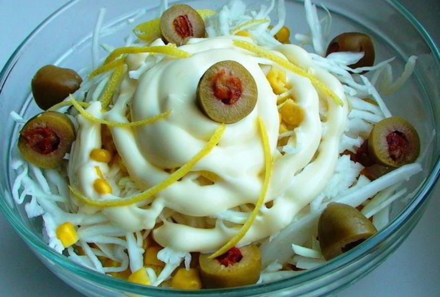 Салат с мясом криля, капустой и кукурузой