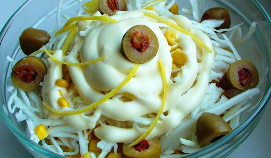 Рецепт салат с мясом криля, капустой и кукурузой