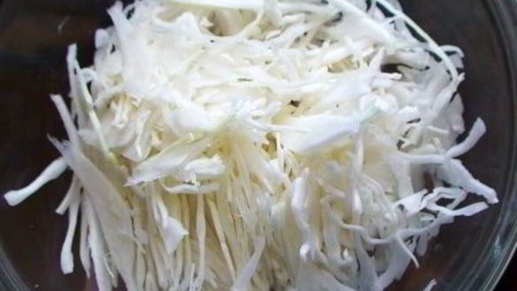 ШАГ 3. салат с мясом криля, капустой и кукурузой