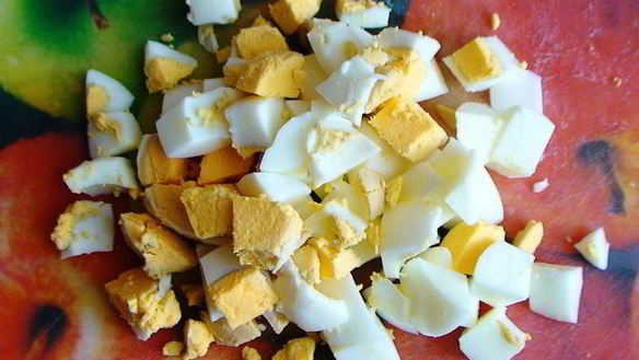 ШАГ 4. салат с мясом криля, капустой и кукурузой