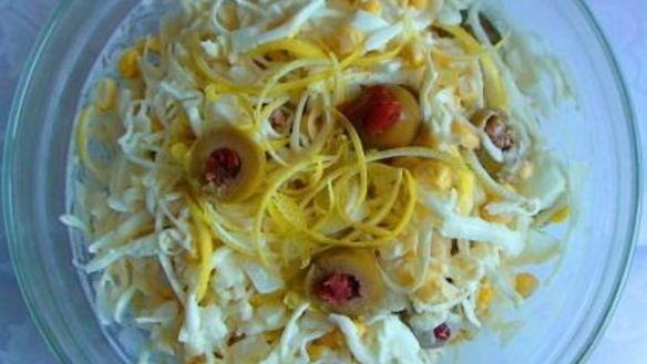 ШАГ 6. салат с мясом криля, капустой и кукурузой