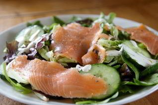 Салат с омлетом и блинами