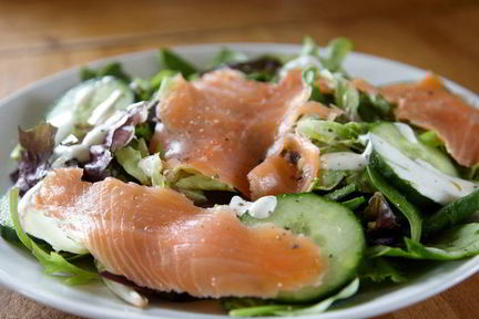 Салат с омлетом и блинами