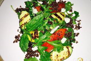 Салат с овощами-гриль, киноа и козьего сыра