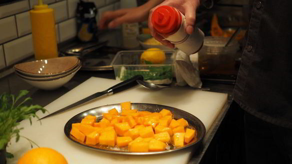 ШАГ 3. салат с печеной тыквой и булгуром