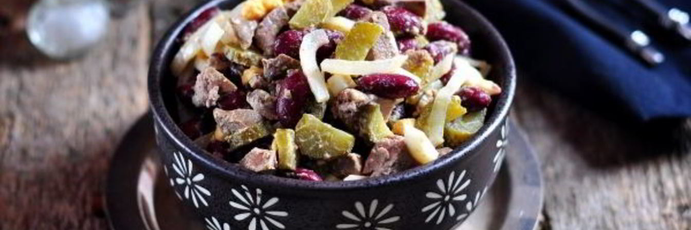 Салат с печенью и фасолью