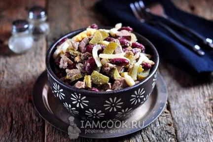 Салат с печенью и фасолью
