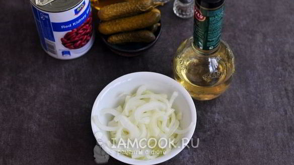 ШАГ 3. салат с печенью и фасолью