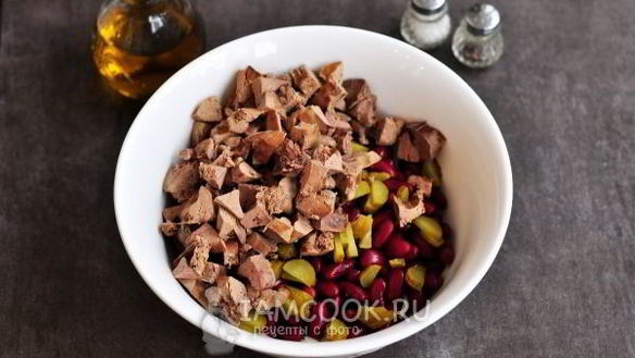 ШАГ 7. салат с печенью и фасолью