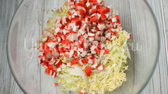 ШАГ 2. салат с пекинской капустой, крабовыми палочками и ананасами