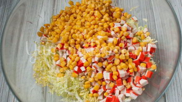 ШАГ 3. салат с пекинской капустой, крабовыми палочками и ананасами