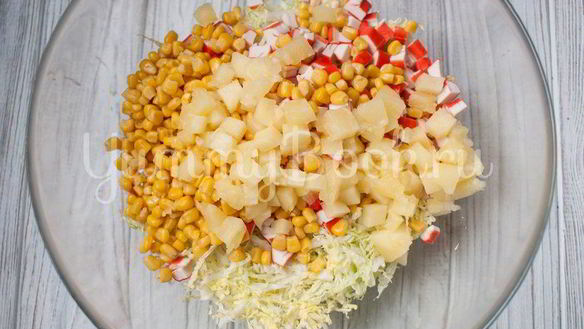 ШАГ 4. салат с пекинской капустой, крабовыми палочками и ананасами