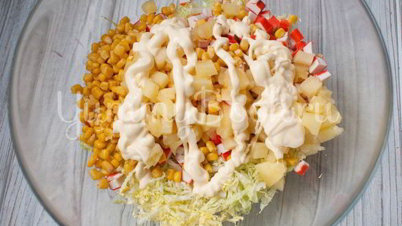 ШАГ 5. салат с пекинской капустой, крабовыми палочками и ананасами