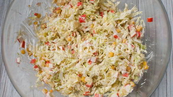 ШАГ 6. салат с пекинской капустой, крабовыми палочками и ананасами