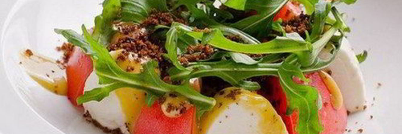 Салат с помидорами и горчичной заправкой