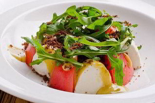 Салат с помидорами и горчичной заправкой