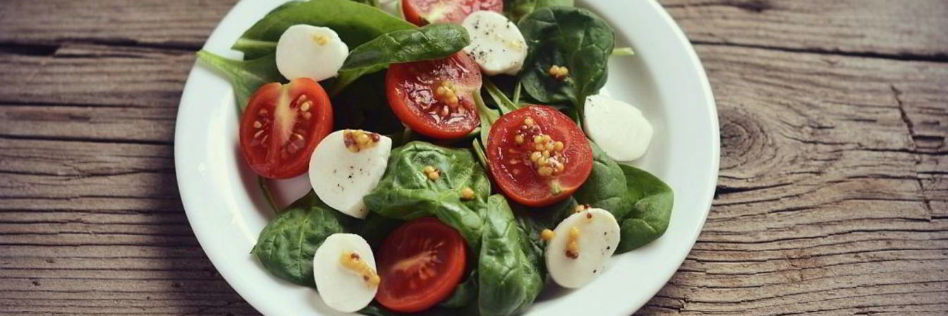 Салат с помидорами, моцареллой и шпинатом