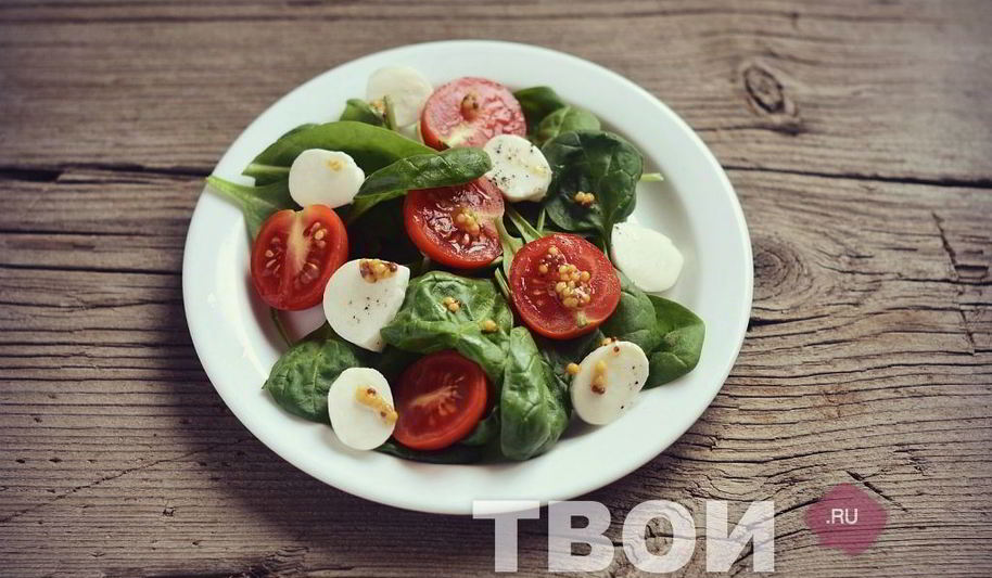 Рецепт салат с помидорами, моцареллой и шпинатом
