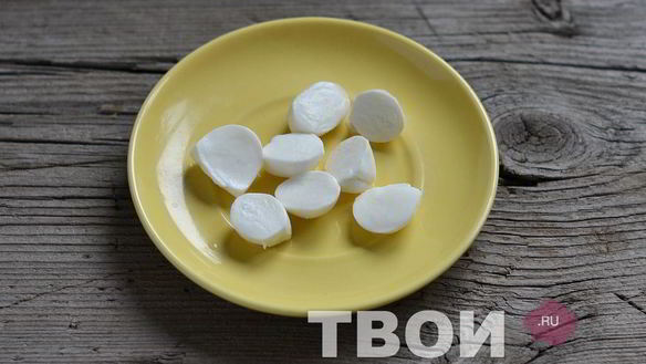 ШАГ 3. салат с помидорами, моцареллой и шпинатом