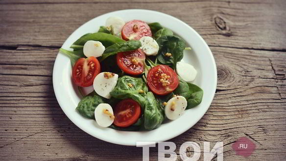 ШАГ 4. салат с помидорами, моцареллой и шпинатом