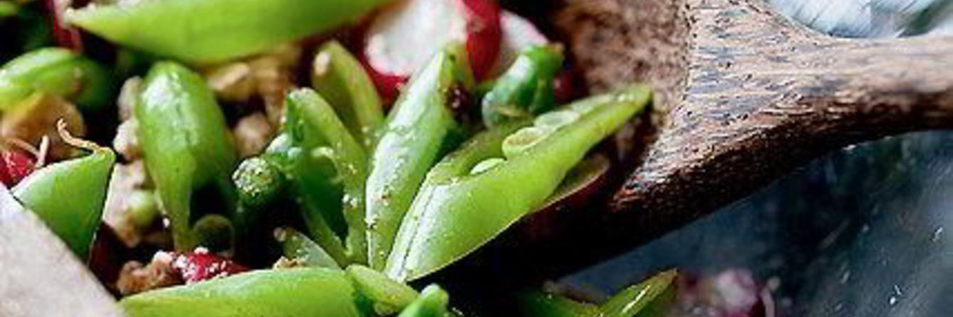 Салат с редисом, сельдереем и зеленым горошком