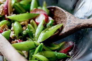 Салат с редисом, сельдереем и зеленым горошком