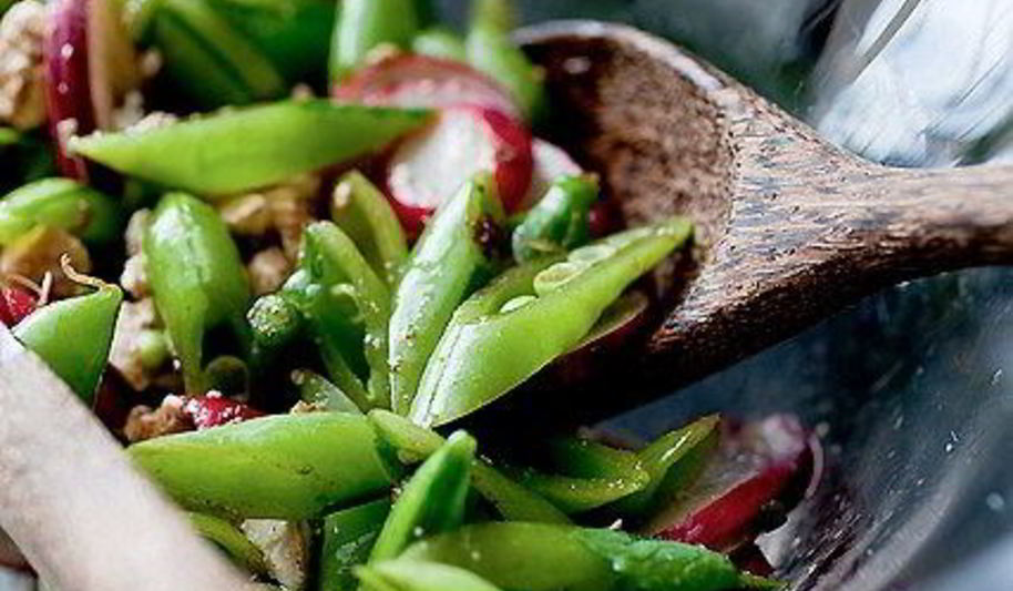 Рецепт салат с редисом, сельдереем и зеленым горошком