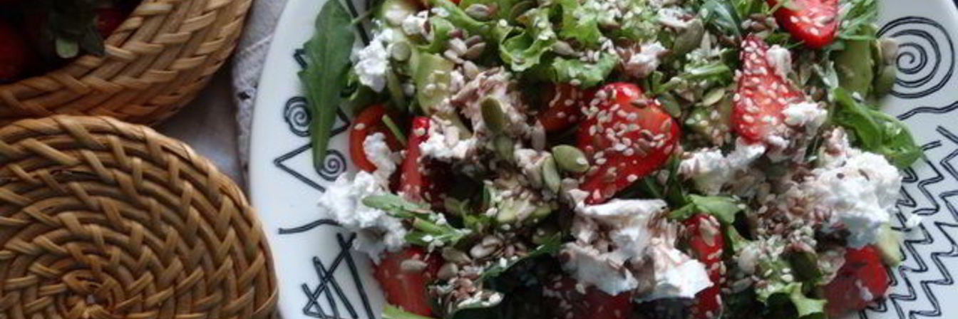 Салат с рукколой и клубникой