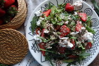 Салат с рукколой и клубникой